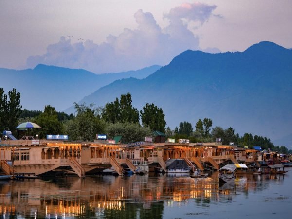Houseboats,_Dal_Lake,_Kashmir (1) Houseboats,_Dal_Lake,_Kashmir (1)